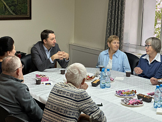 Начало октября – время дружеских встреч со старшим поколением