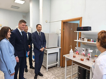 Директор ФБУ «Красноярский ЦСМ» Вадим Гарифуллин продемонстрировал министру промышленности и торговли края Александру Черникову передовые технологии метрологических подразделений и Испытательного центра